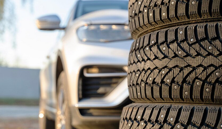 Автомобіль з літніми шинами на дорозі