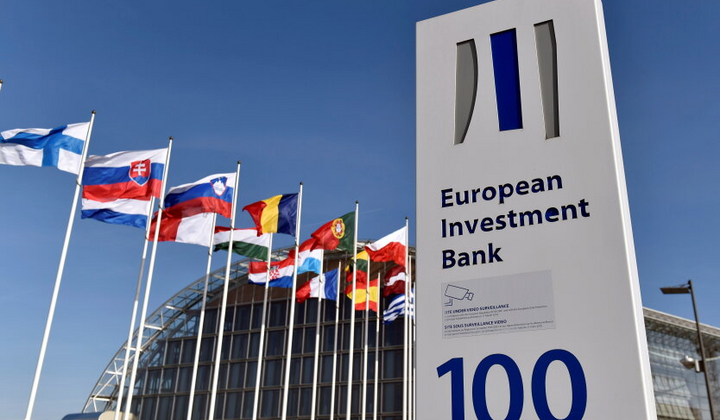 Денежные купюры и символ гривны