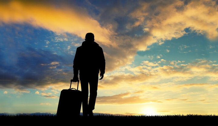 Молоді українці на фоні вокзалу