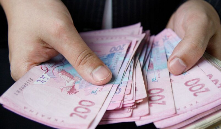 Деньги на карту: кто получит до 3000 грн