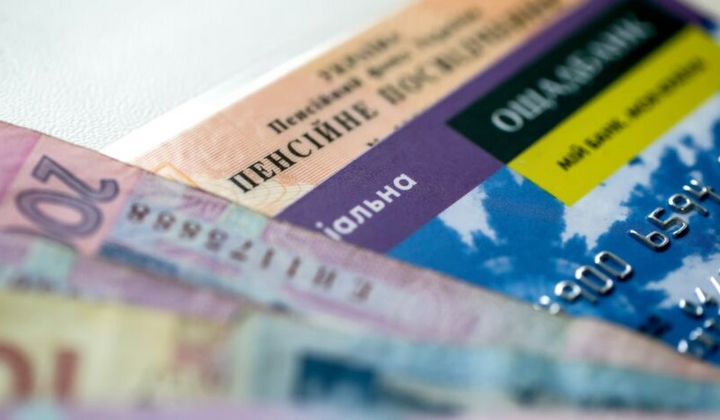 Пенсионер с документами в банке