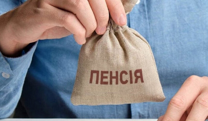 Літня жінка отримує пенсію в банкнотах