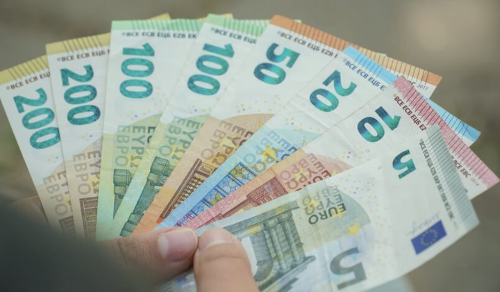 Зображення готівкових розрахунків та розкоші