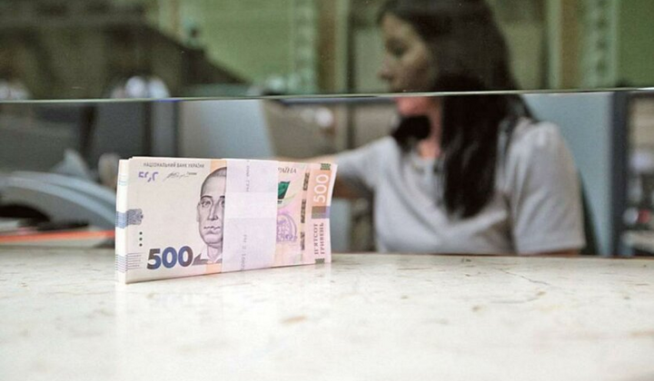 Люди в очікуванні підвищення пенсій