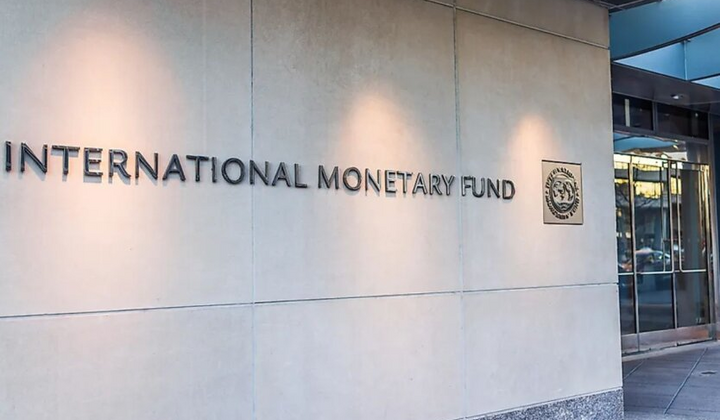 Логотип МВФ на тлі доларів