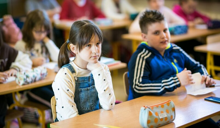 Учень у новому класі вчиться