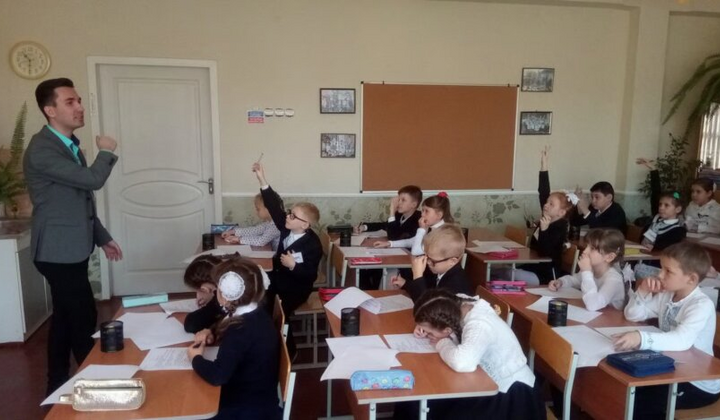 Вчителі в армійських беретах у школі