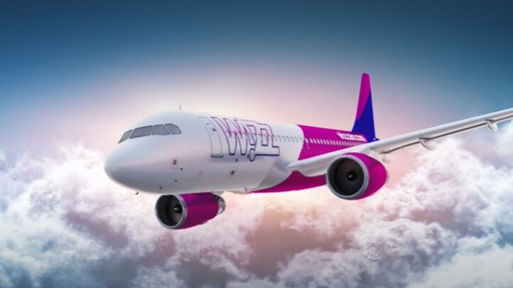 Літак Wizz Air у повітрі