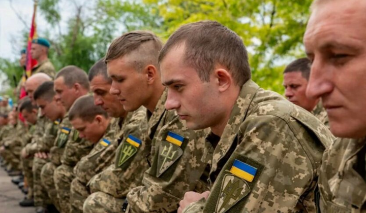 Студенты с документами в руках