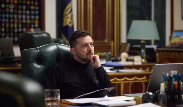 Зеленський та військова техніка на передовій