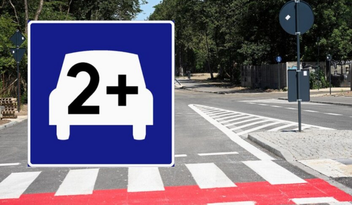 Синій знак з автомобілем і '2+': пояснення