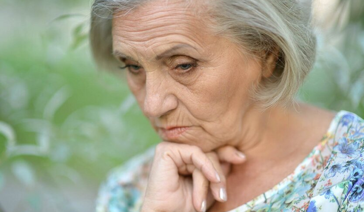 Старенька українка за роботою