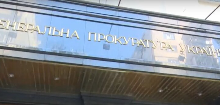 Прокурор інвалід з киянкою розмовляють на вулиці