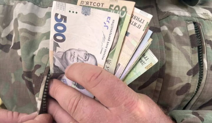 Пенсионер с документами в руках