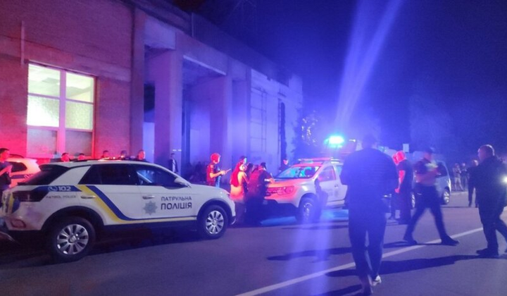 Натовп штурмує пункт збору військовозобов'язаних у Вінниці
