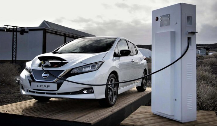 Электромобили высокой классы на фоне графика цен