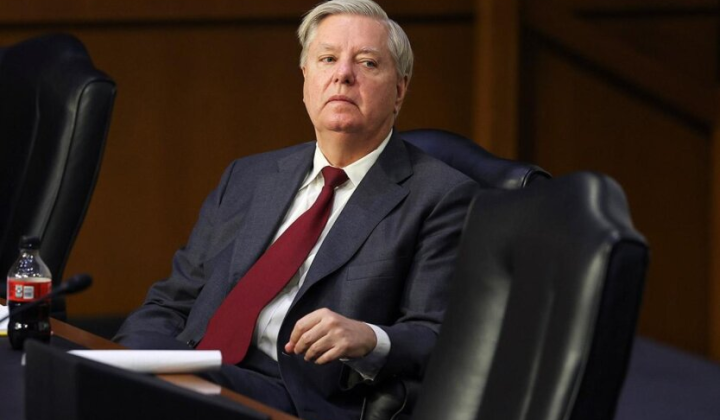 Документ в руках чиновника в Конгрессе