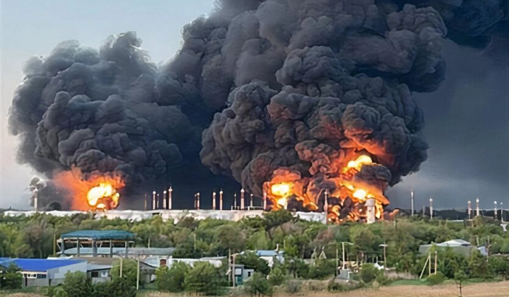 Украинские дроны атакуют аэродром и нефтебазу