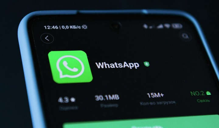 Два смартфона на фоні іконою WhatsApp і Google Play