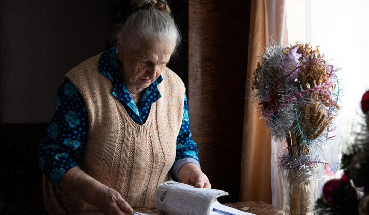 Изображение женщины на фоне котенка и денежных купюр