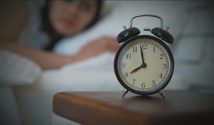 Зображення годинників на фоні літнього пейзажу