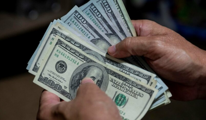 Долар дорожчає: банкноти з доларами