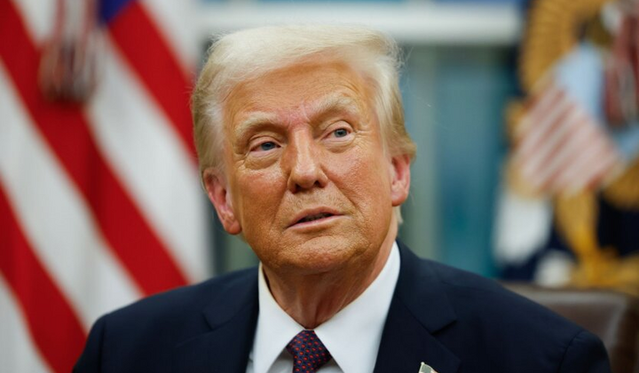 Портрет Трампа на американському прапорі