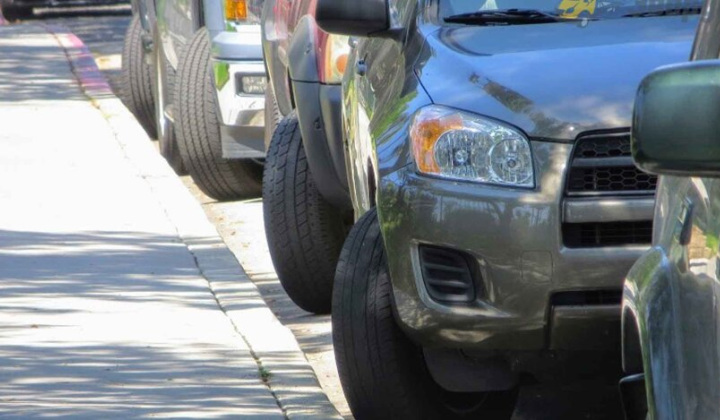 Автомобиль с поднятыми колесами