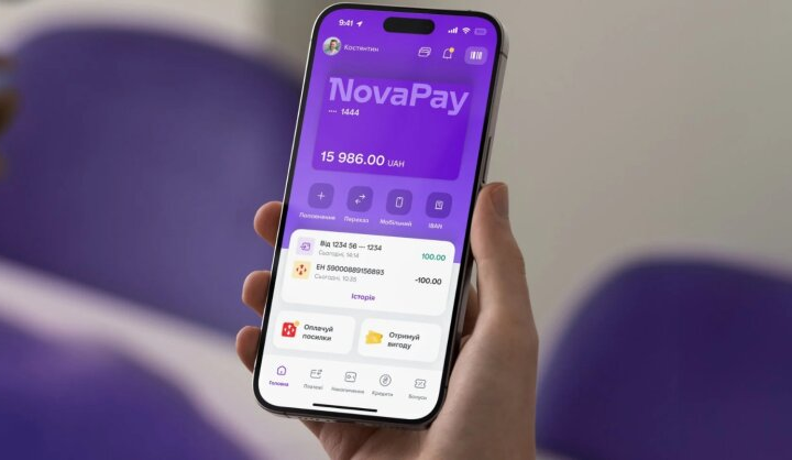 Логотип NovaPay та гроші на тлі