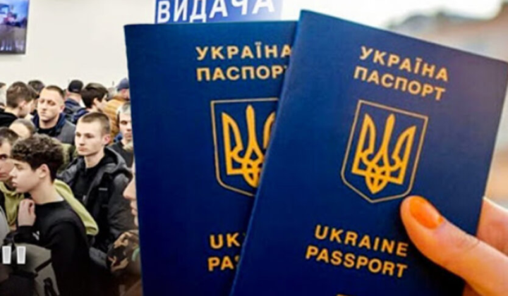 Украинец заполняет анкету для паспорта