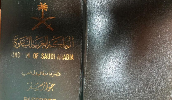 Мужчина с экзотическим паспортом на мотоцикле