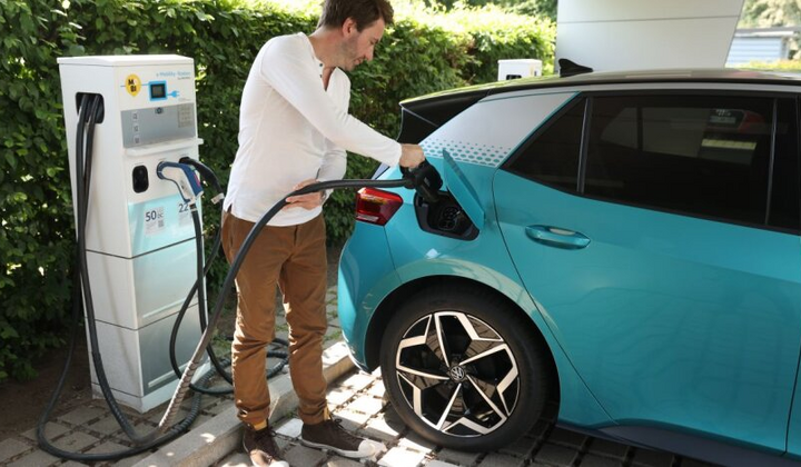 Автомобіль на дорозі в Україні