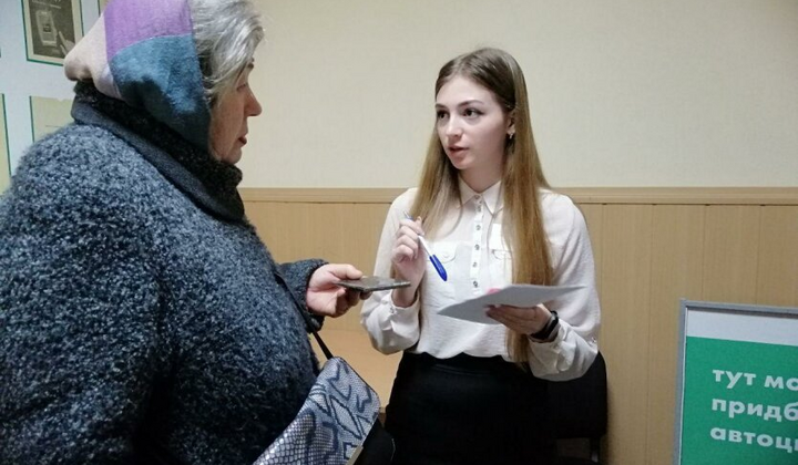 Пенсіонер заповнює довідку зарплатою