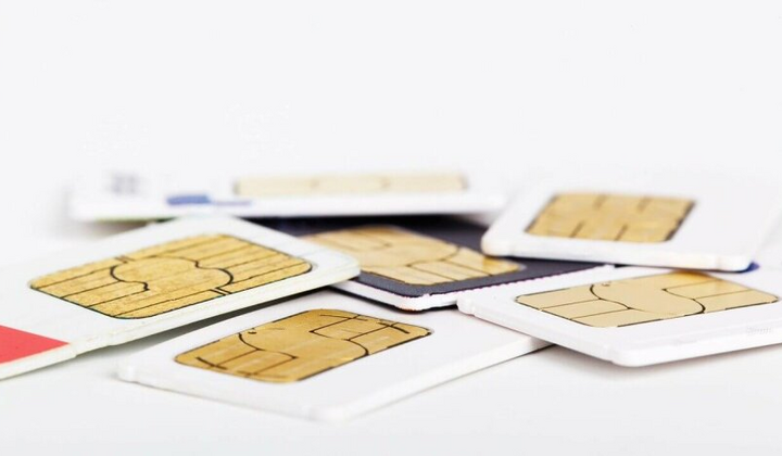 Українські SIM-картки в руках людей
