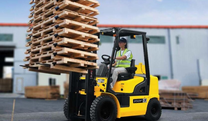 Жінка в логістичній компанії робить інвентаризацію