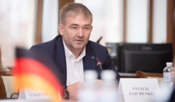 Мужчина в свитере в доме