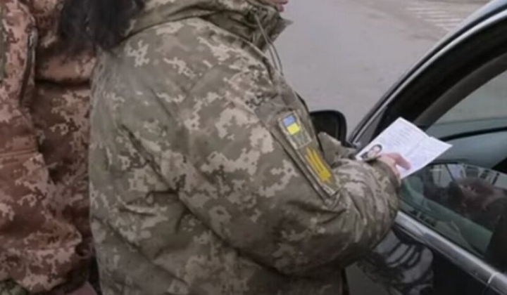 Вояк зі зброєю на мобілізації