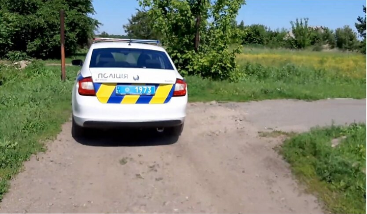 Автомобіль на дорозі з поліцейським