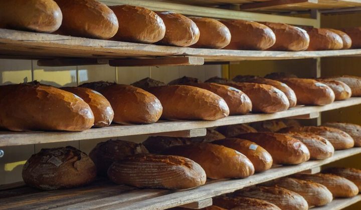 Пакет хлеба на фоне денег