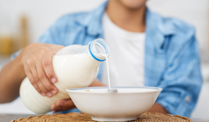 Плитки йогурту та пляшки безлактозного молока