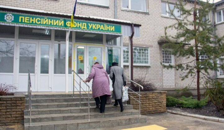 Иллюстрация: группа людей с грустными лицами