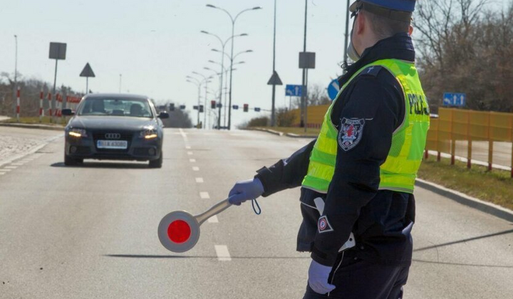 Порушник автомобіля ще раз дивиться на світлофор