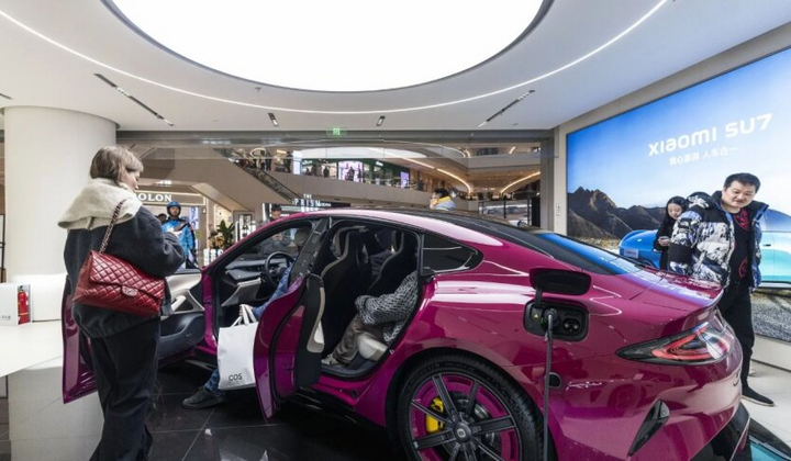 Смартфон Xiaomi та електромобіль