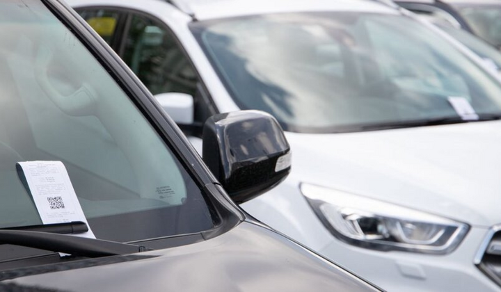 Водій за кермом авто штрафується