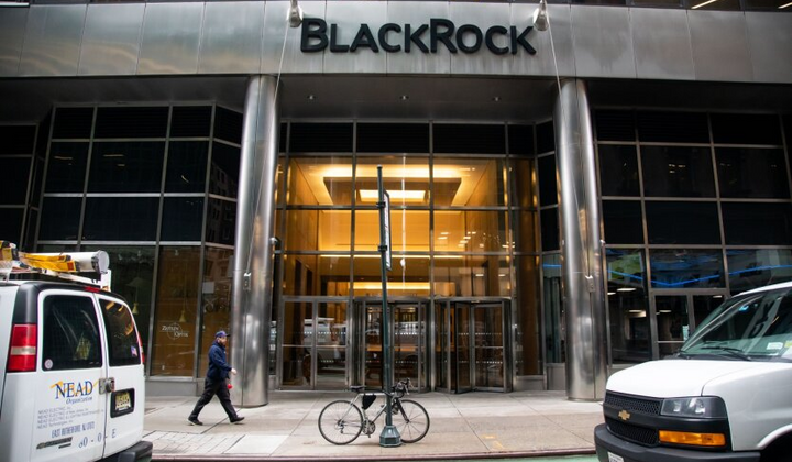 Логотип BlackRock на темному тлі