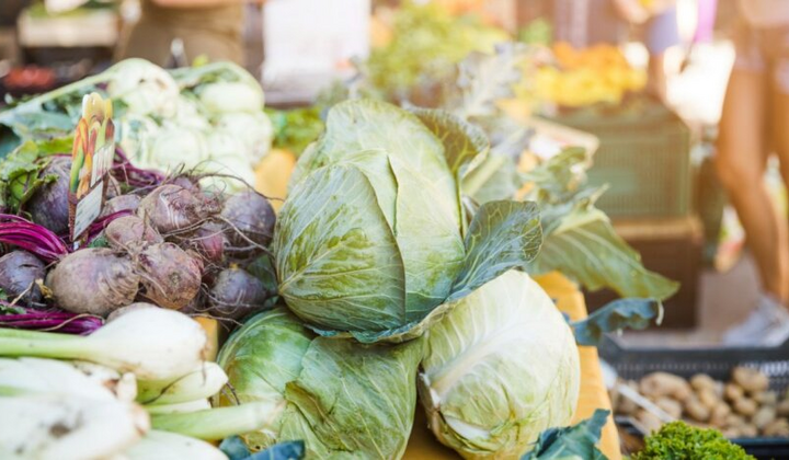 Українці покупають овочі на ринку