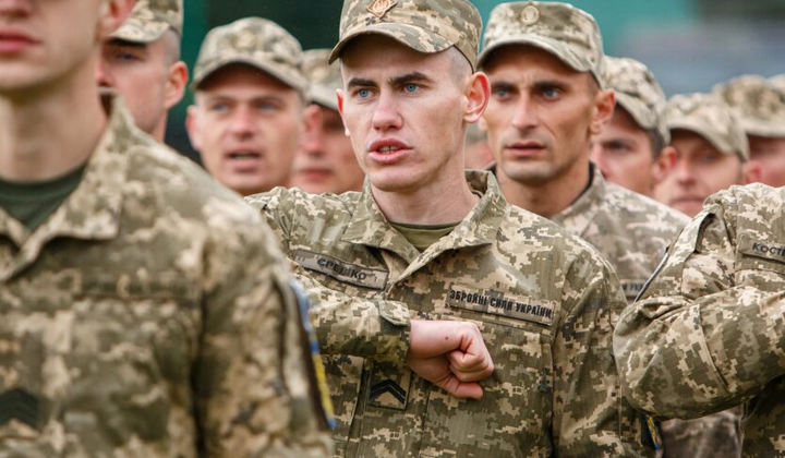 Українська жінка з підписаним документом