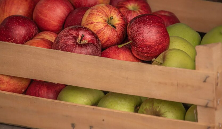 Яблоки на рынке с падающими ценами