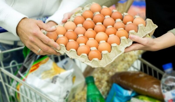 Овочі та яйця на ринку