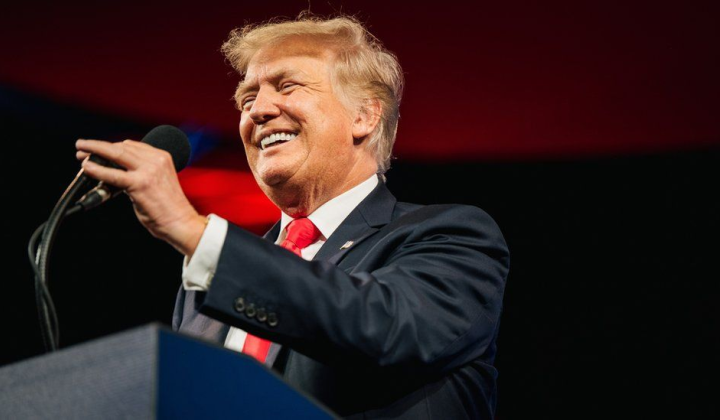 Дональд Трамп просматривает страницу TRUTH Social